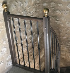 Boule décorative en laiton dorée pour rambarde d'escalier