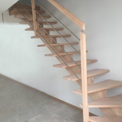 Escalier 2/4 tournant sur mesure - Modèle limon central en bois et poteaux bois | OéBa
