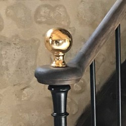 Boule dorée décorative pour escalier