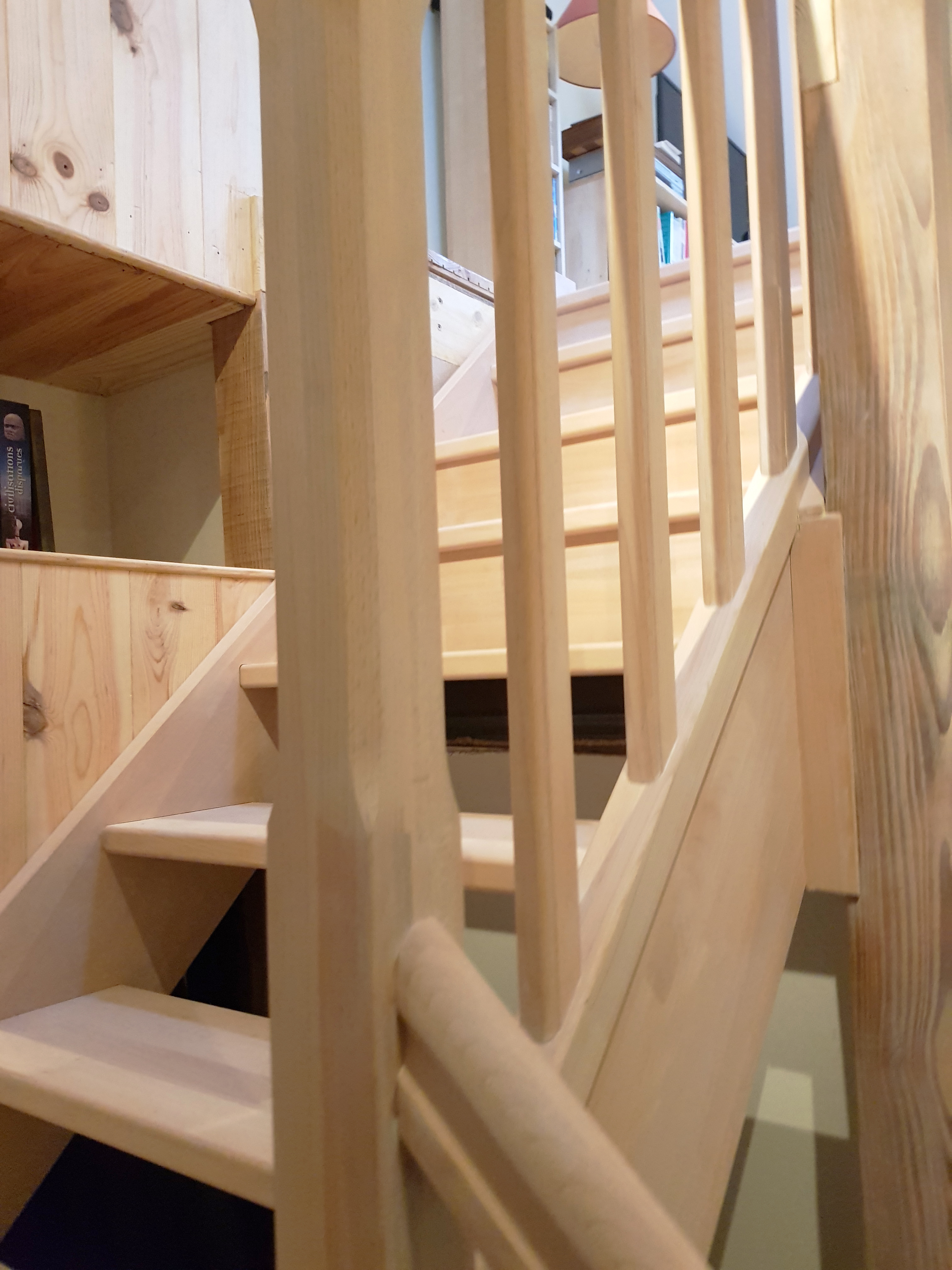 Escalier traditionnel en bois Forme : escalier Quart tournant milieu à droite