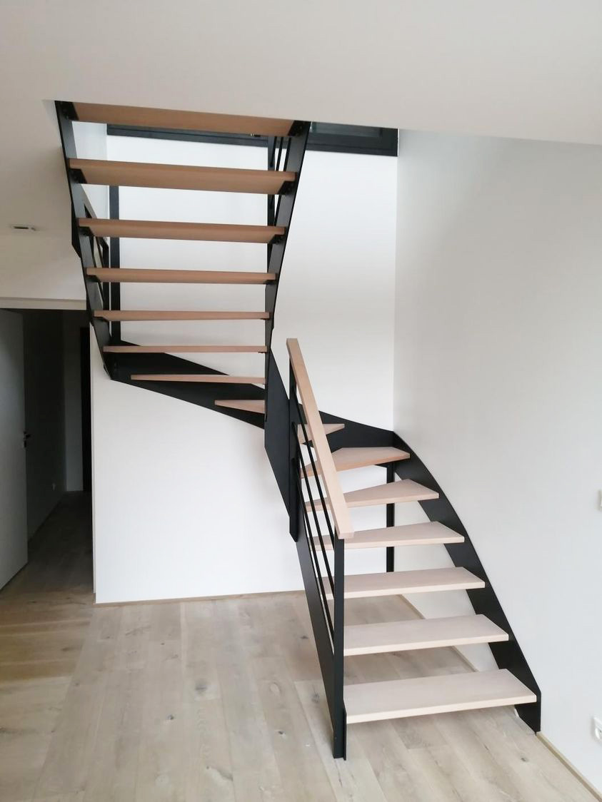 Escalier noir et bois métallique et marches en bois de Forme : escalier Demi-tournant en U