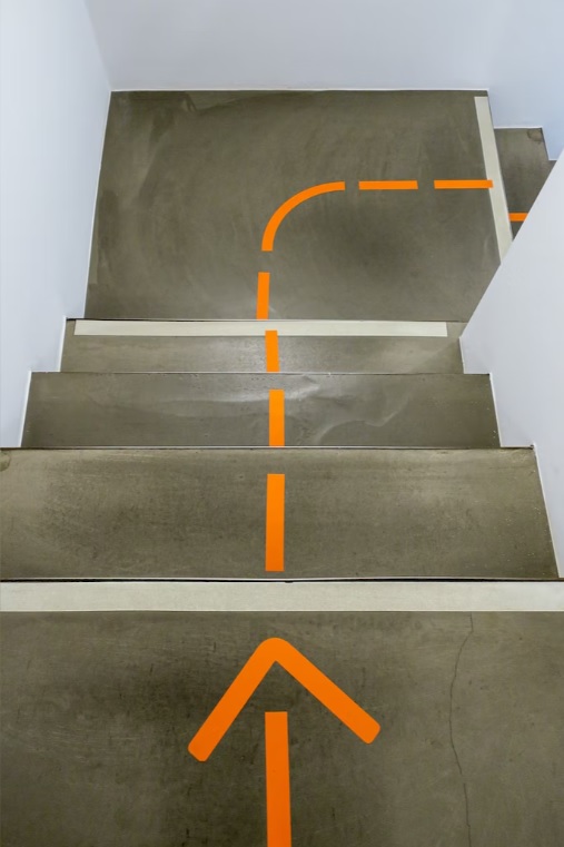 La ligne de foulée d'un escalier est une ligne imaginaire qui suggère l'endroit où va passer l'usager lorsqu'il va emprunter l'escalier.